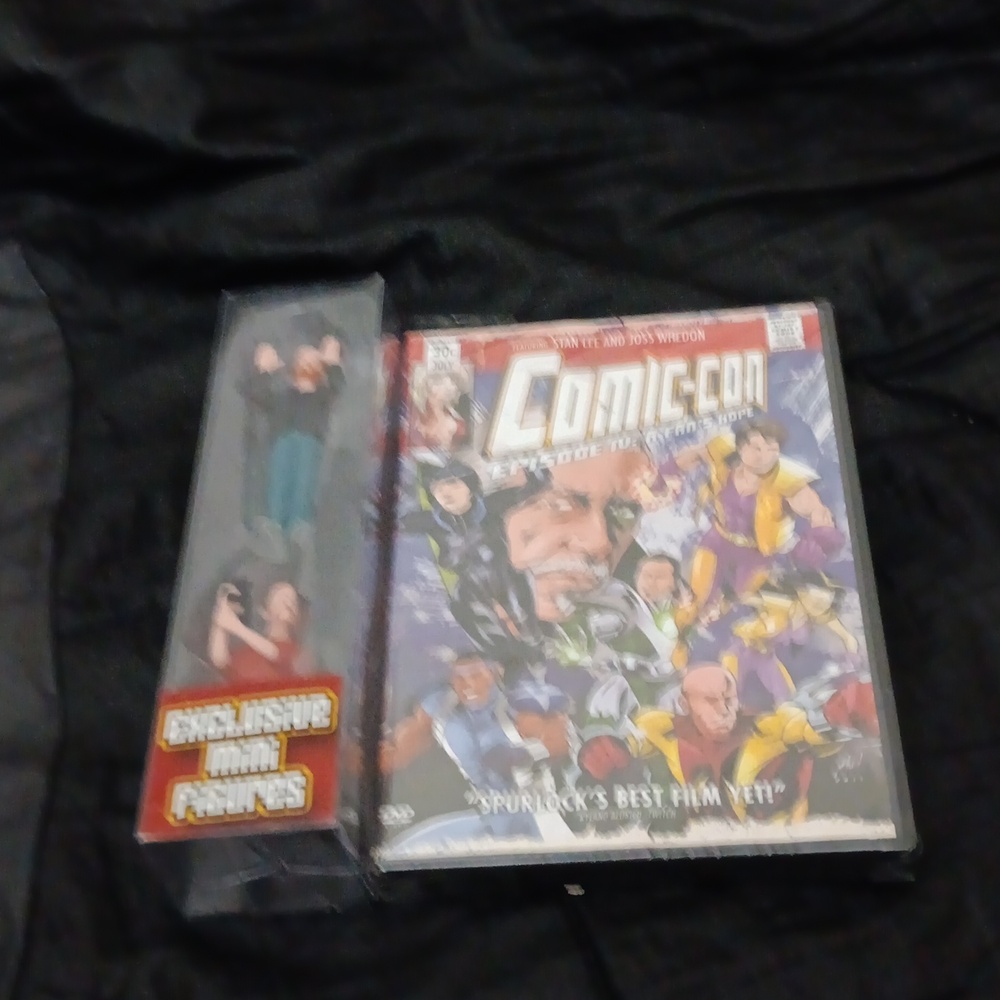 Comic -Con. Episode 4 Mini Exclusive figure Included